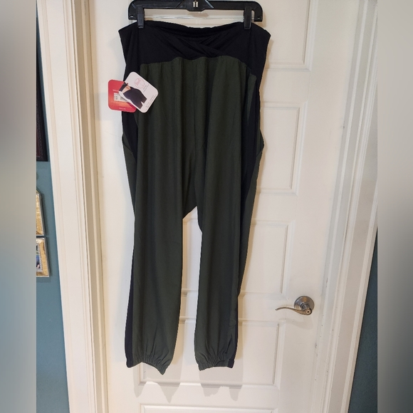 Maternity Active Jogger with Crossover Panel-Isabel Maternity - Picture 2 of 4